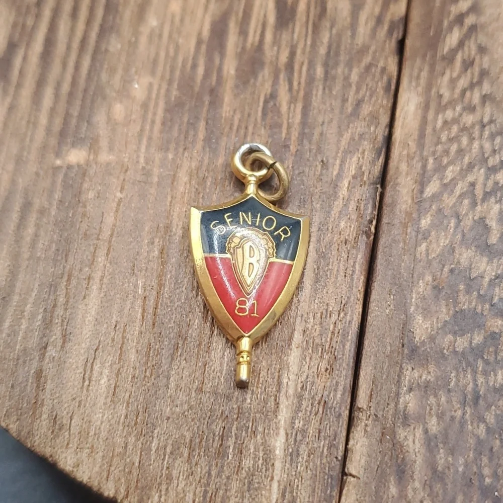 Vintage senior shield pendant 1981 nostalgia‎